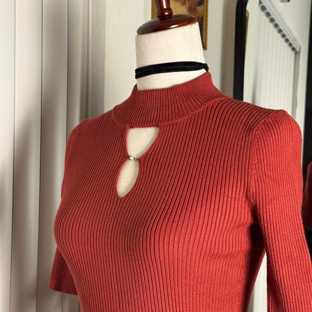 Carmen Marc Valvo Burnt Orange Ribbed Knit Keyhole Cutout Mock Neck Top - Picture 4 of 7